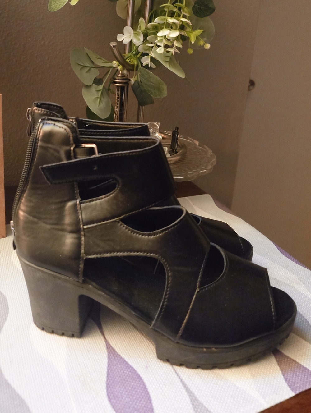 Women's Black Cutout Chunky Heel Sandals - Picture 2 of 6